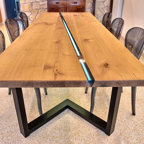Tavolo in legno di Rovere con inserto in Resina Epossidica e gambe in ferro verniciato