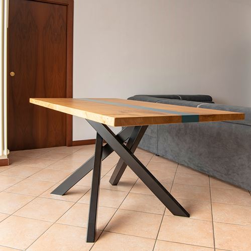 Tavolo in legno di Rovere con inserto laccato e gambone in ferro verniciato