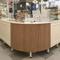 L'incanto di Murano in un bancone espositivo di design su misura