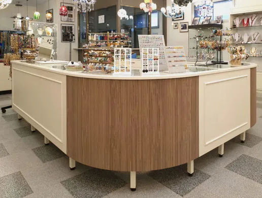 L'incanto di Murano in un bancone espositivo di design su misura